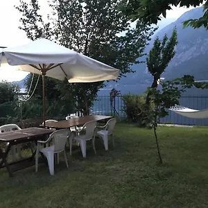 L For , Mandello del Lario Italie